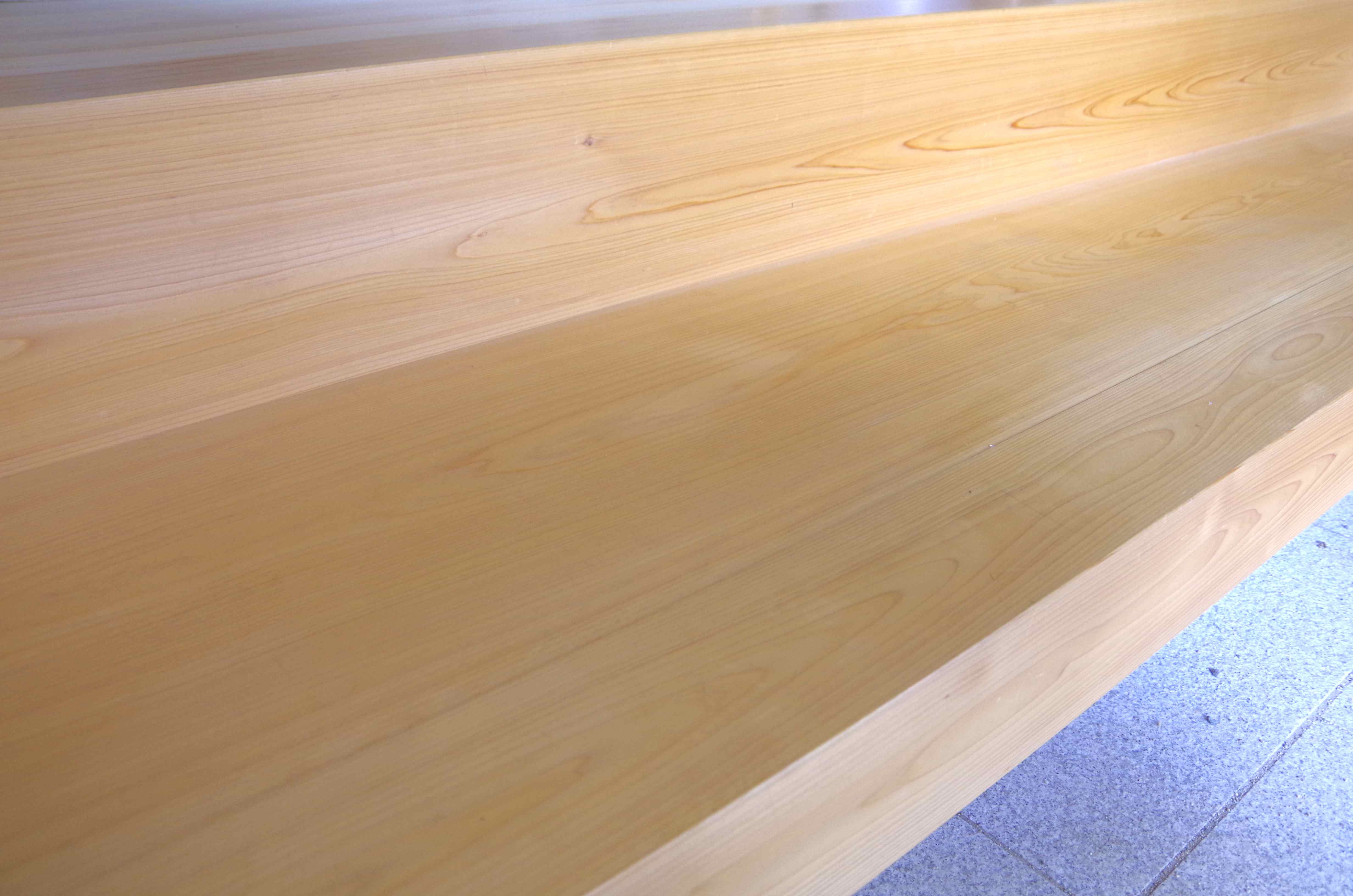 吉野ひのきの上がり框です