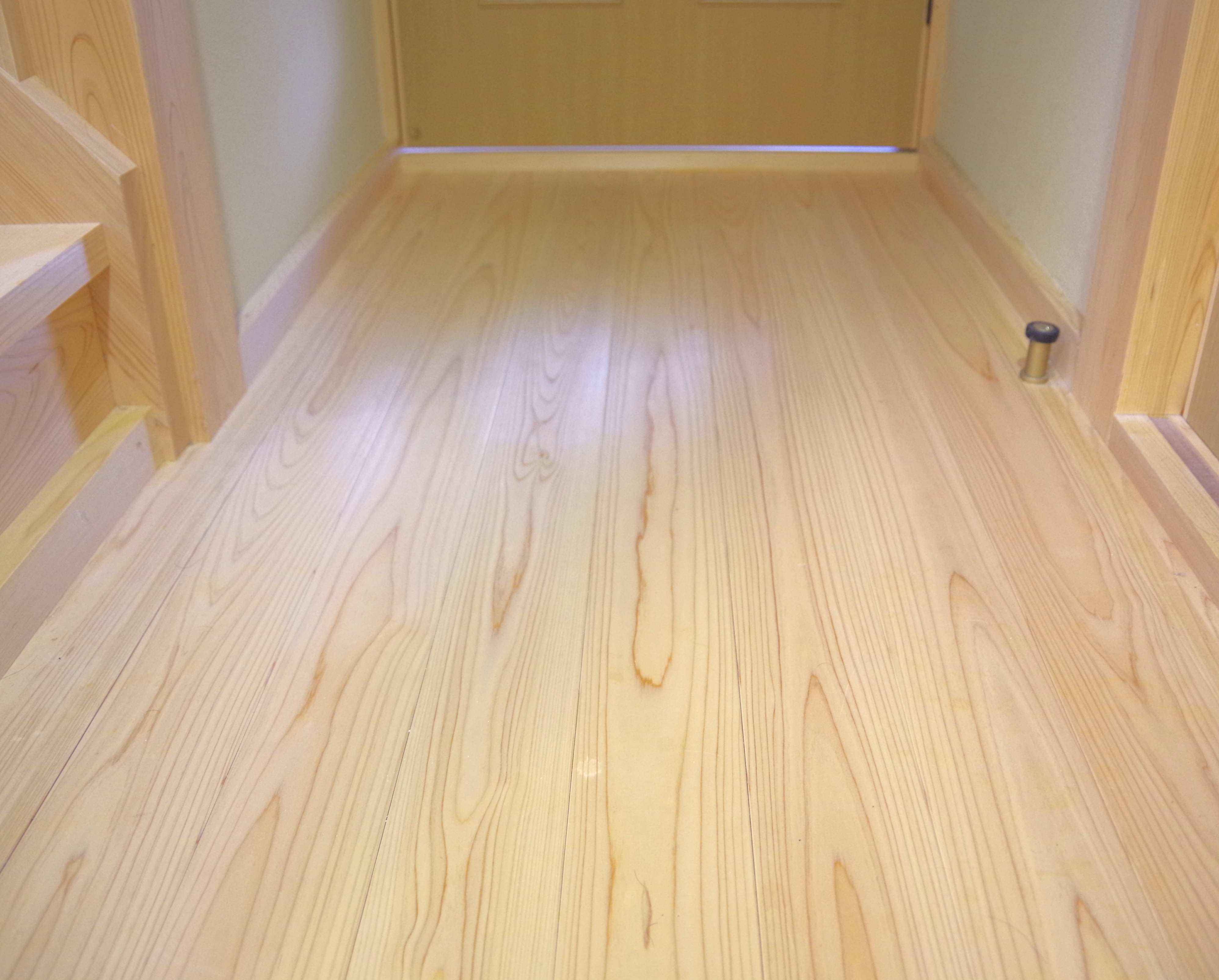 吉野ひのきの無垢材フローリングです