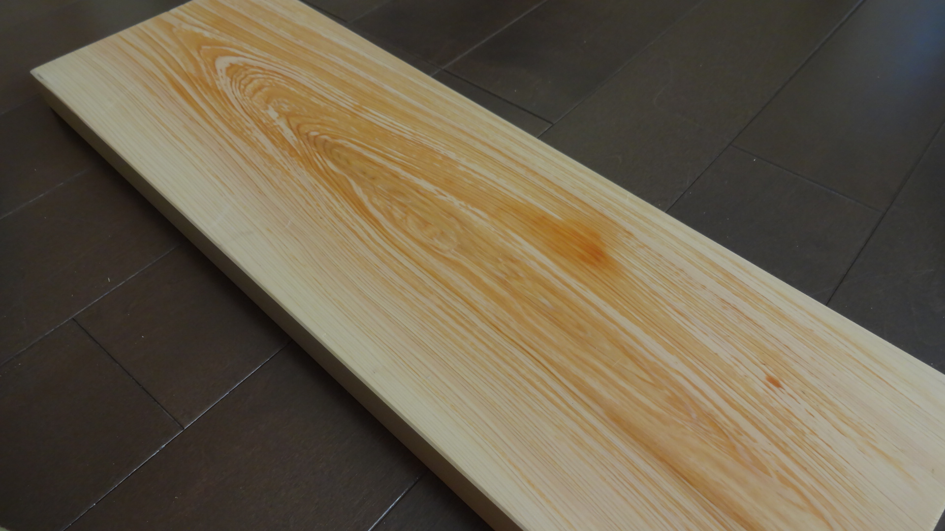 美吉野キッチンのひのきまな板です。シンクに渡せるロングタイプ。良材の証であるヒノキオイルが出ています。