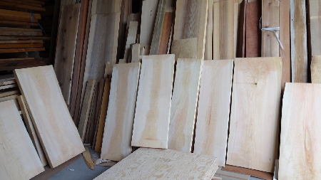 美吉野キッチン製大型まな板の材料です。