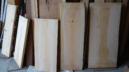 桧のカウンター材やテーブル天板にもなります。