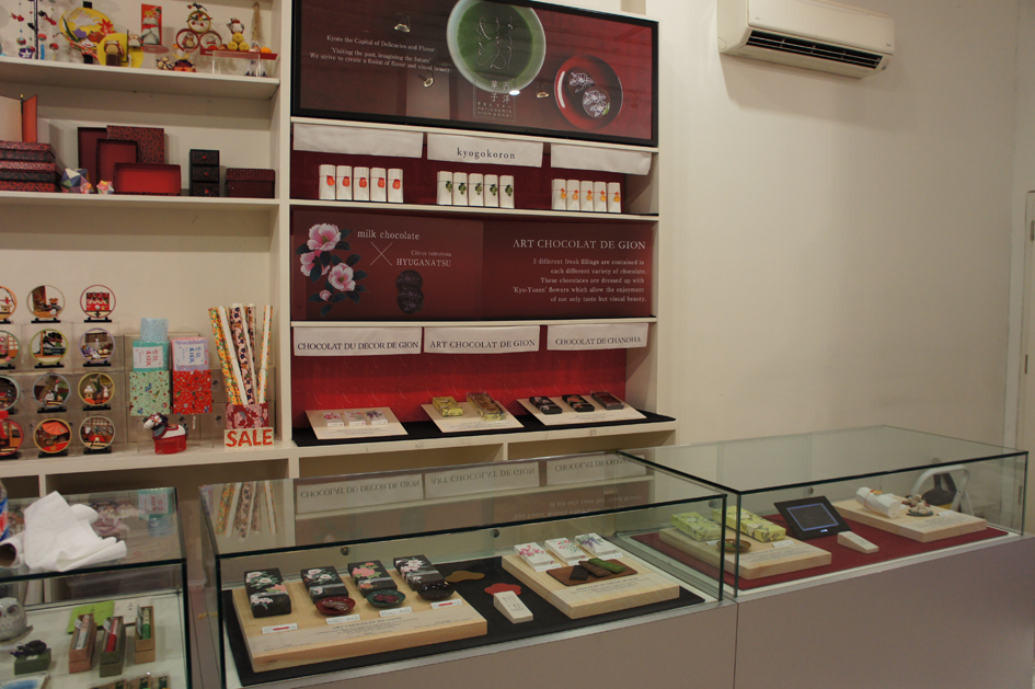 美吉野キッチン製の業務用ひのきまな板。店舗でのご使用例です。