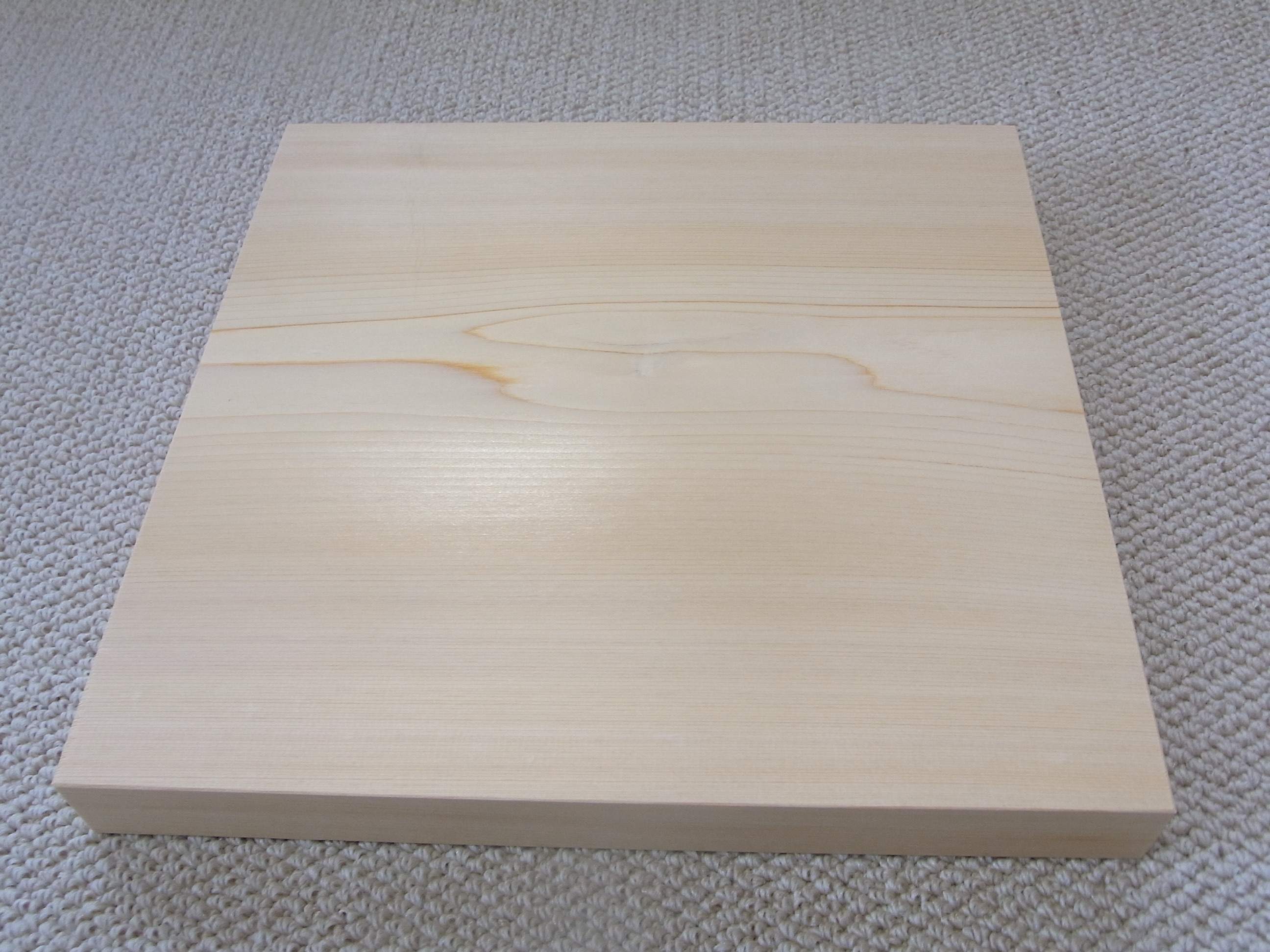 美吉野キッチンの正方形ひのきまな板です