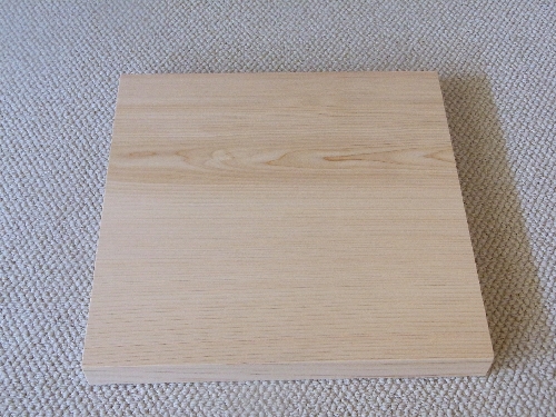 美吉野キッチン製ひのきまな板。人気の正方形まな板です