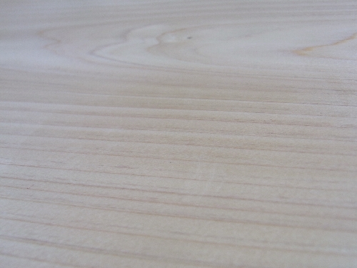 手入れが難しいイメージもあるひのきのまな板ですが、プラスチック製のまな板と同様の手入れでも充分に使えます。