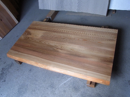 吉野杉のテーブル天板です。接ぎ合わせ品でお好みのサイズに仕上げます
