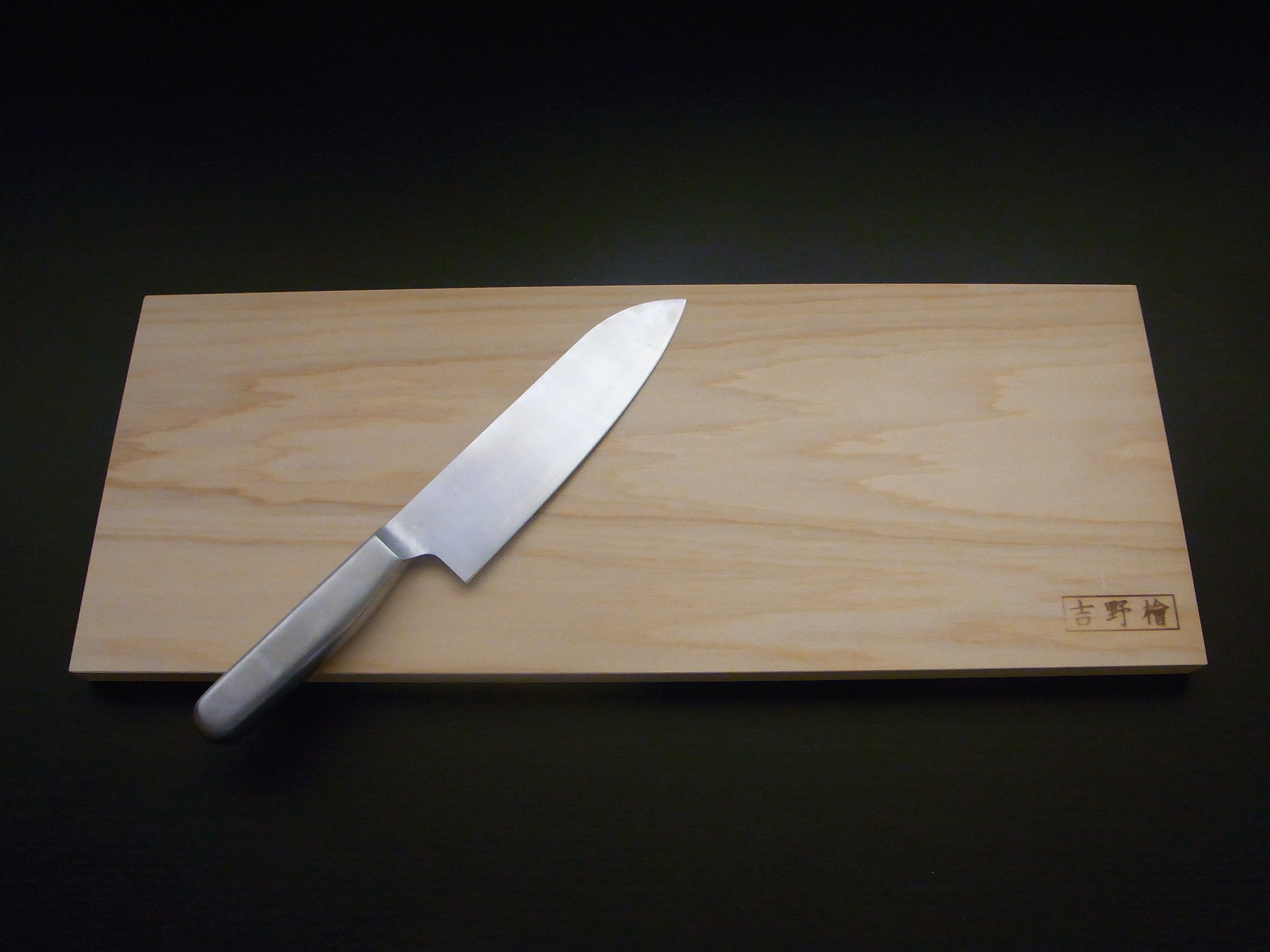 美吉野キッチン製木（桧）のまな板です。木目が綺麗で香りがよく、丈夫です。