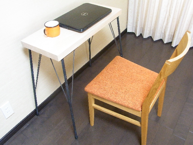 美吉野キッチン製ひのきの天板です。無垢の一枚板をかんなで仕上げてあります。