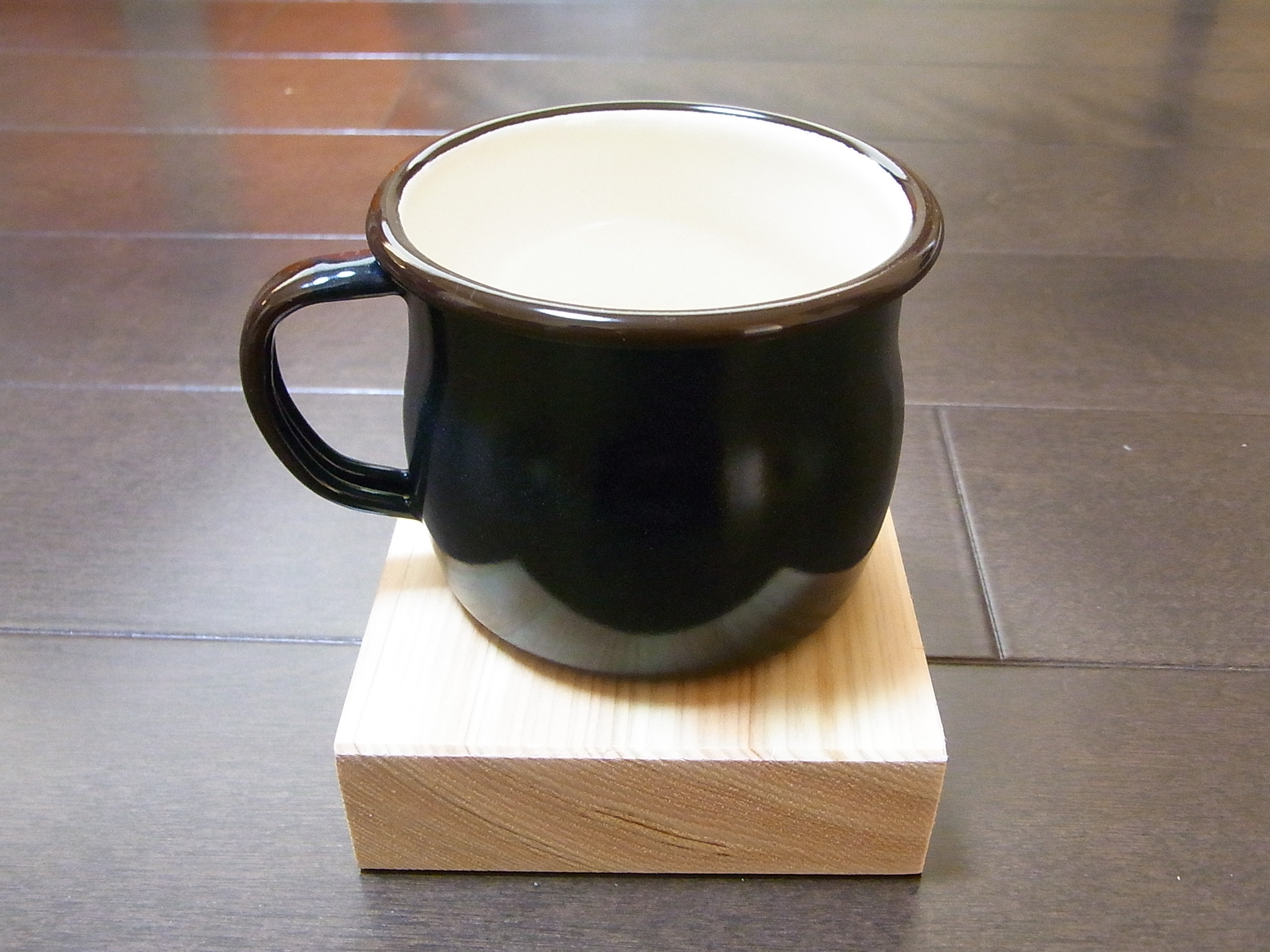 美吉野キッチンの桧コースターです。無垢材のひのきを贅沢に使用しています。