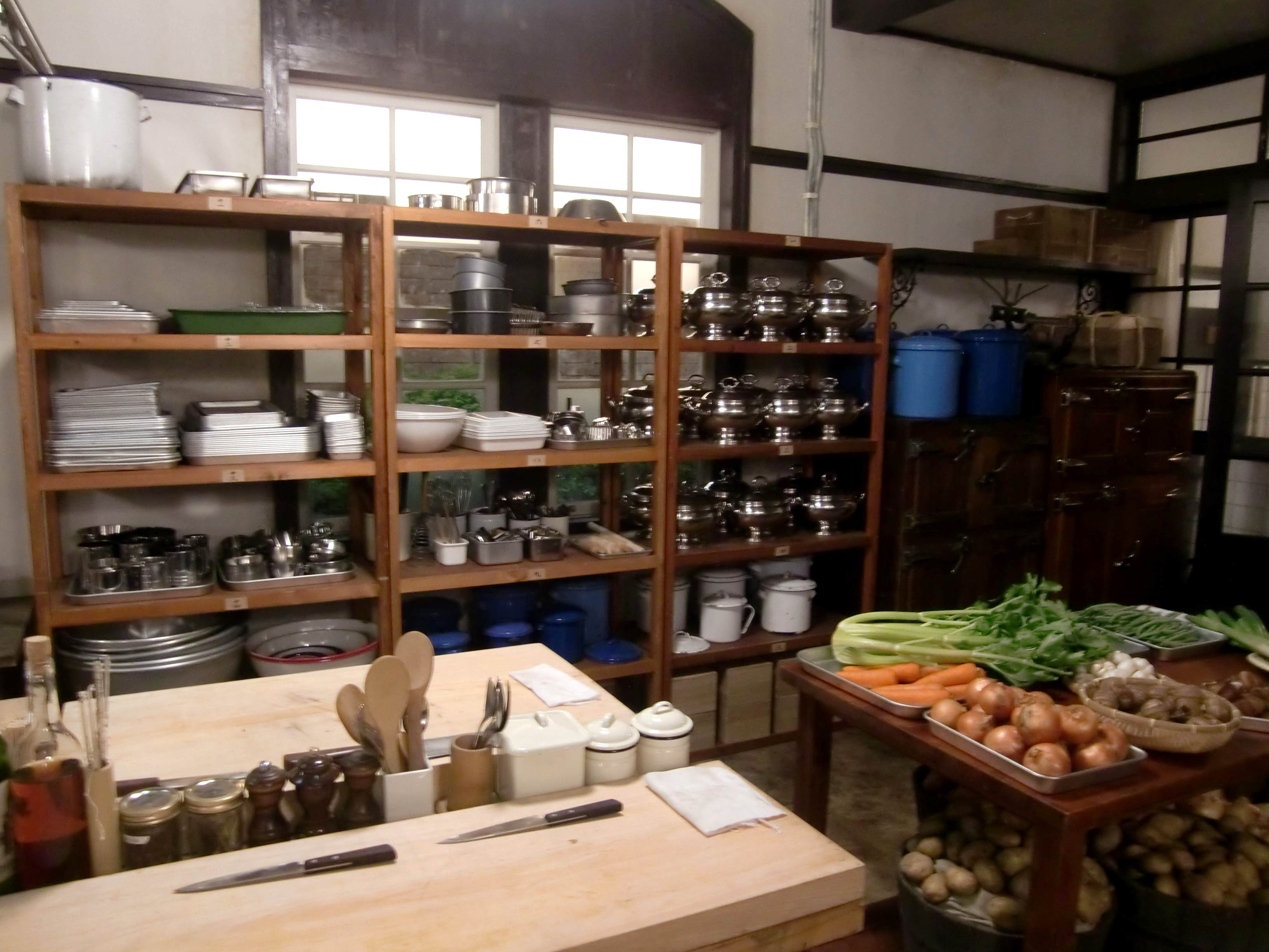 厨房シーンでの大型まな板