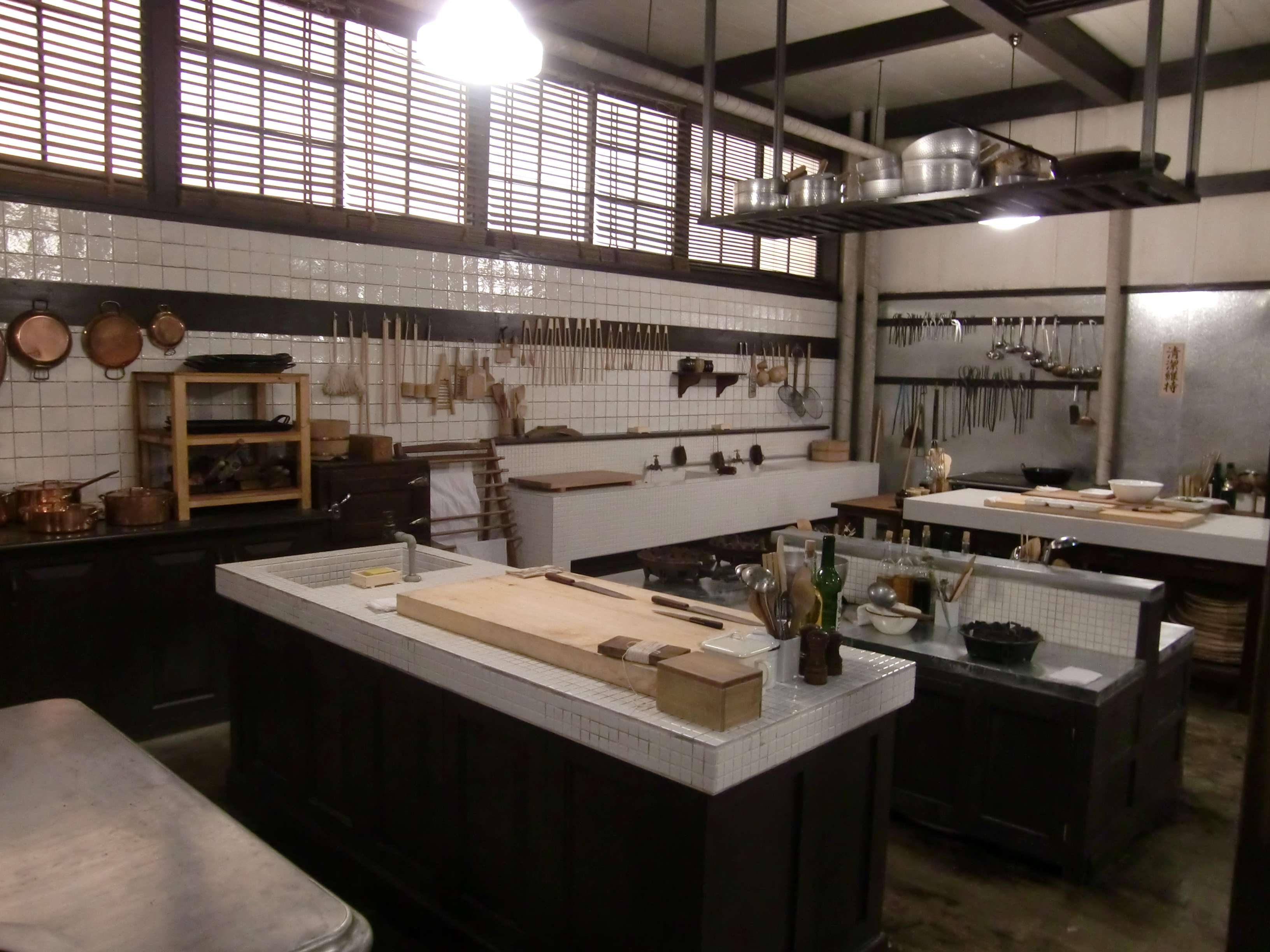 厨房シーンでの大型まな板